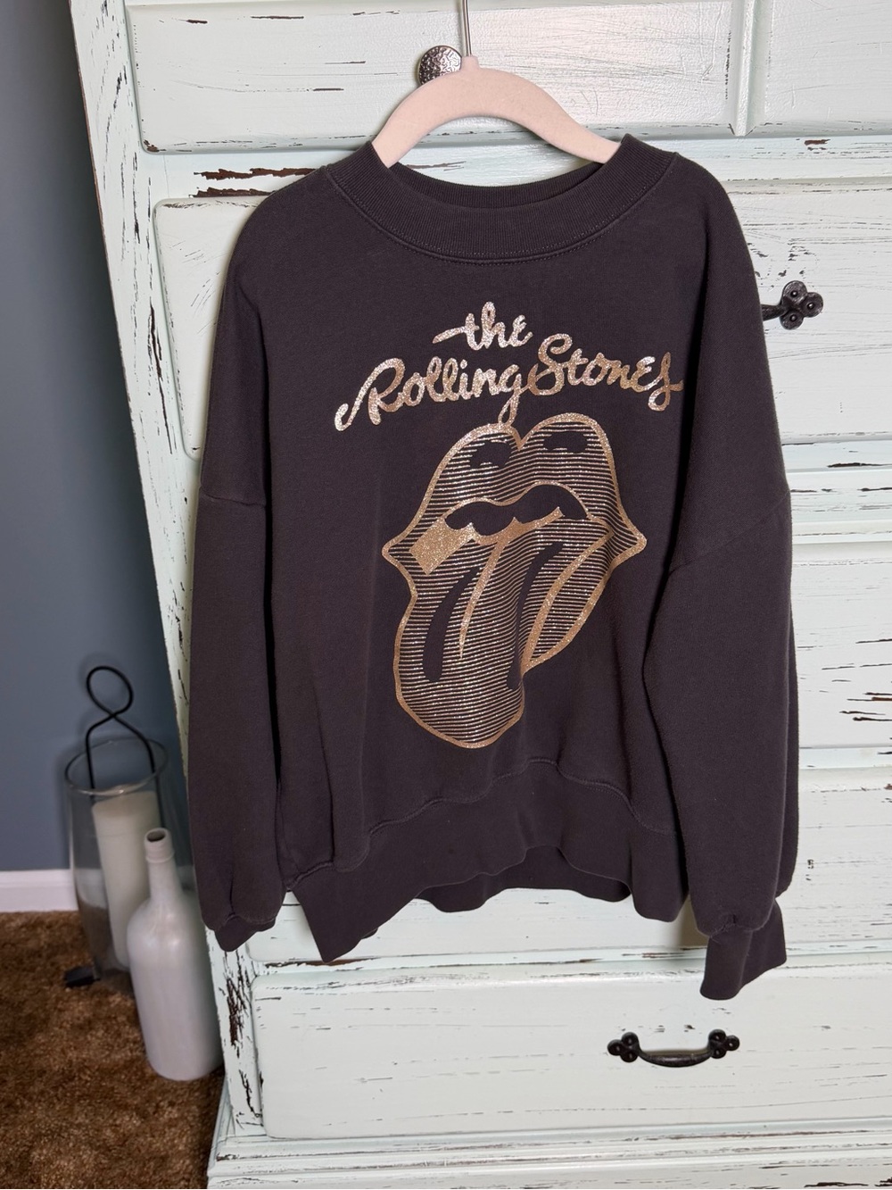 abercrombie kids Black Crewneck Sweatshirt with Gold Rolling Stones Logo. 11/12